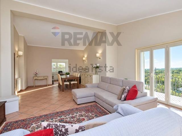 Appartamento in vendita di 198 m² in Via Stazione Motta, 93