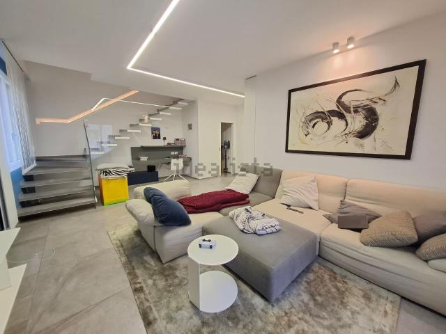 Appartamento in vendita di 199 m² in Via A. De Curtis, 4