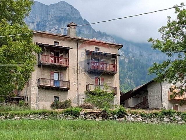 Appartamento in vendita di 200 m² in Via Croce D&apos Aune, 34