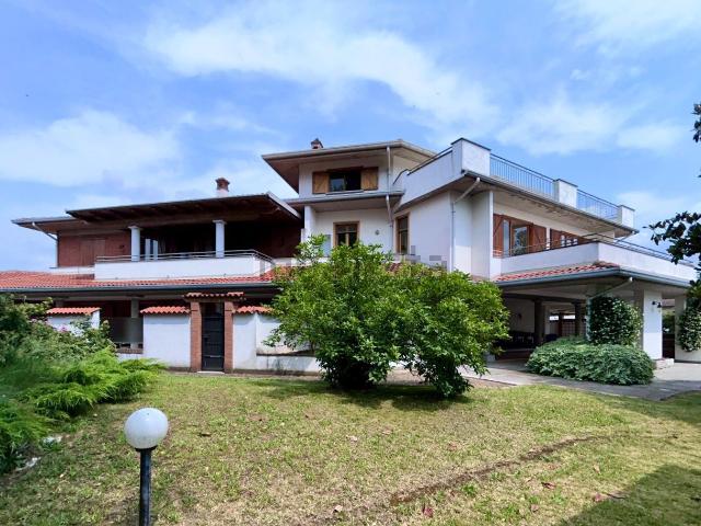 Appartamento in vendita di 232 m² in Via Alcide de Gasperi, 48