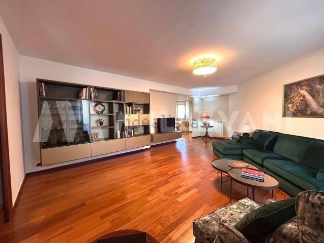 Appartamento in vendita di 200 m² in Via Avvocato Pietro Borrometi, 50