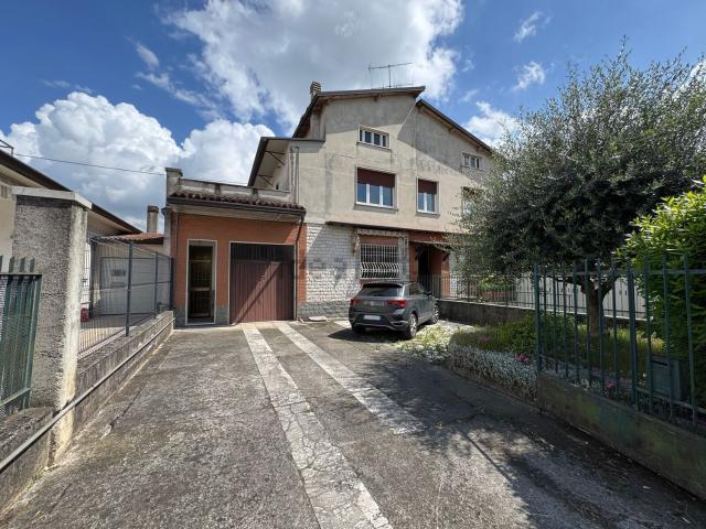 Appartamento in vendita di 200 m² in Via Gardesana
