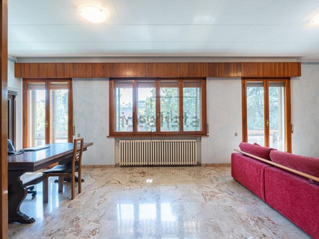Appartamento in vendita di 200 m² in Via Giuseppe Beneventi, 71