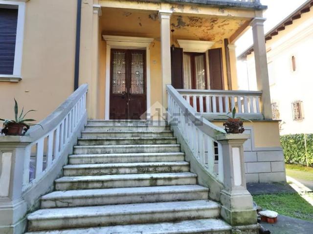 Appartamento in vendita di 200 m² in Via Guido Riccio Fogliani
