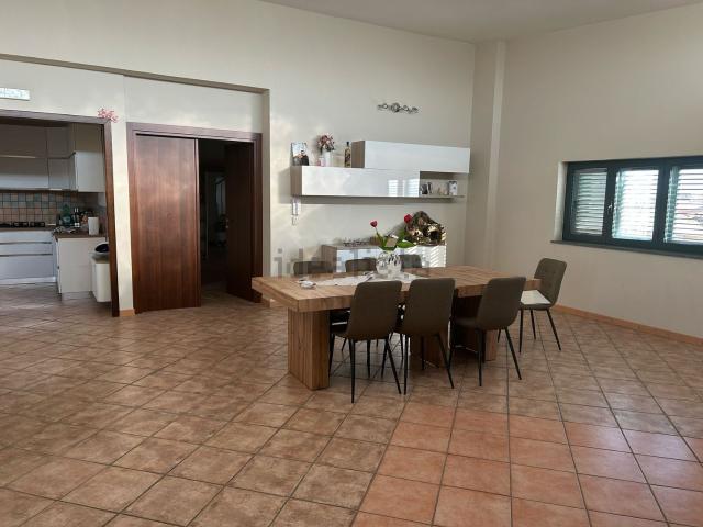 Appartamento in vendita di 200 m² in Via Novara
