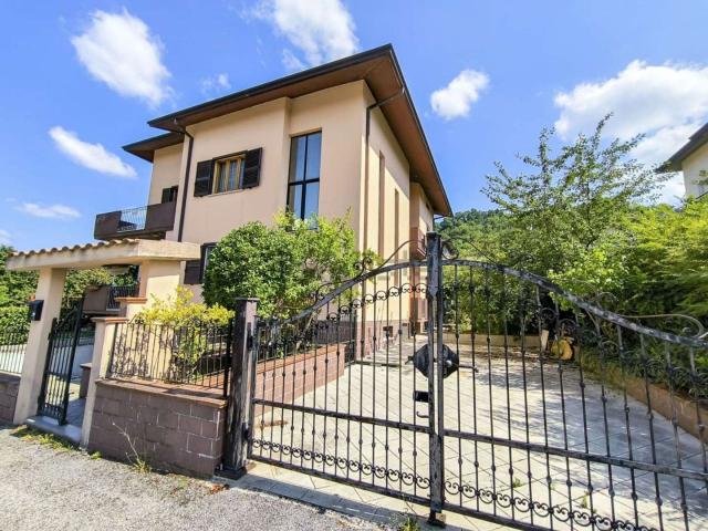Appartamento in vendita di 200 m² in Via Provinciale