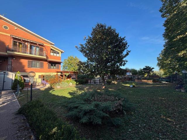 Appartamento in vendita di 200 m² in Via Provinciale Capena, 80