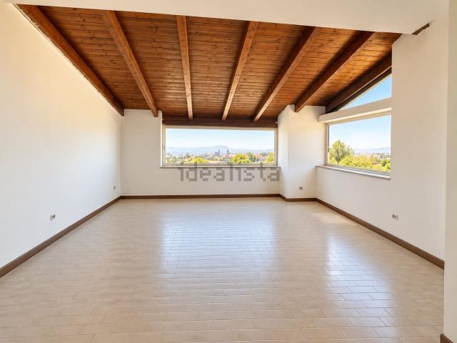 Appartamento in vendita di 200 m² in Via Provinciale Montagna Spaccata