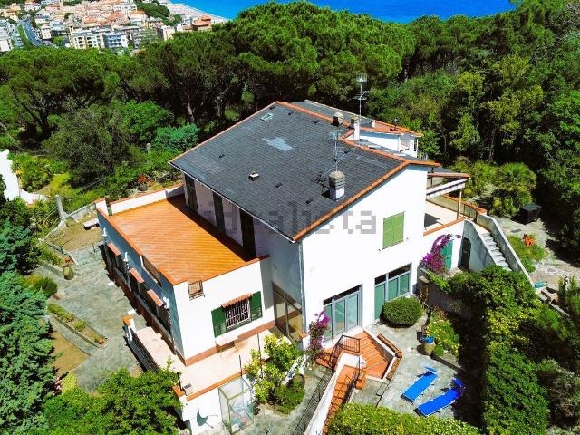 Appartamento in vendita di 200 m² in Via Provinciale Pineta