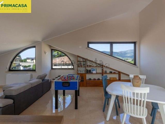 Appartamento in vendita di 200 m² in Via Valpolicella