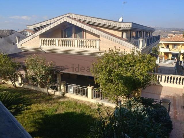 Appartamento in vendita di 200 m² in Via Vestina