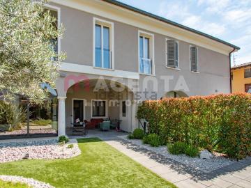 Appartamento in vendita di 200 m² in Via Vincenzo Sorlini, 30