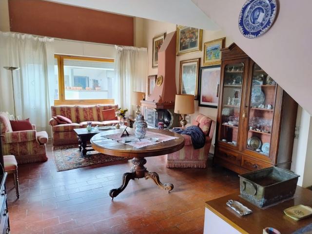 Appartamento in vendita di 200 m² in Via Zanobi da Strada