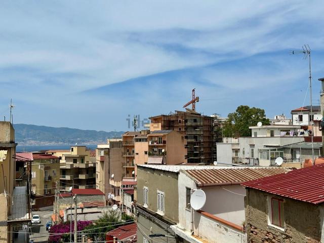 Appartamento in vendita di 201 m² in Via B Rione G, 40