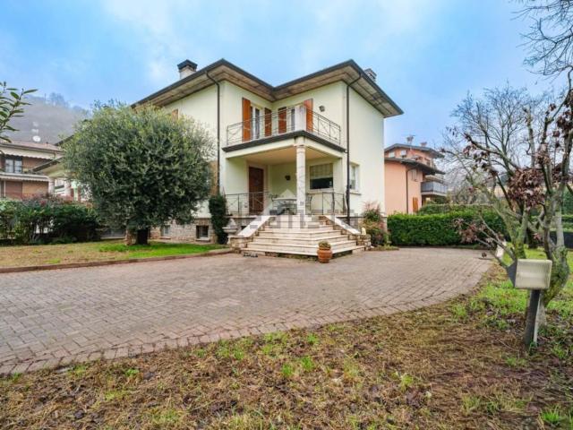 Appartamento in vendita di 203 m² in Via Cave, 81