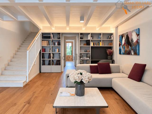 Appartamento in vendita di 203 m² in Via Erino Girelli