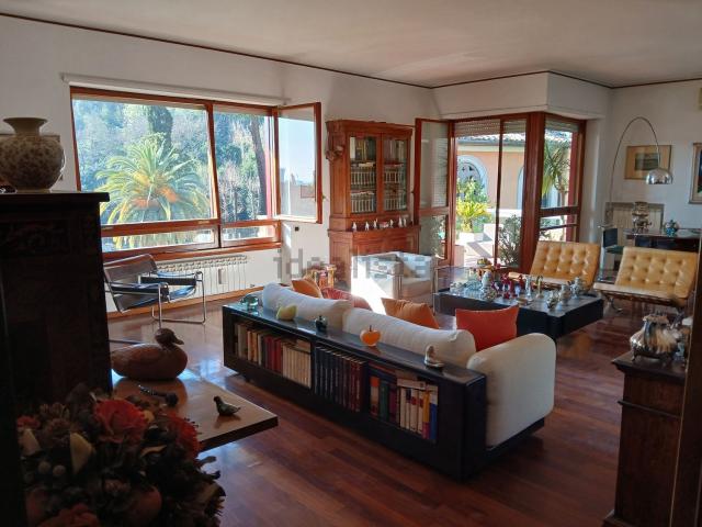 Appartamento in vendita di 206 m² in Via dei Colli della Farnesina