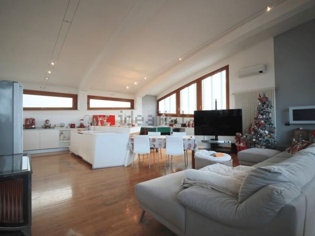 Appartamento in vendita di 206 m² in Viale Verona, 120