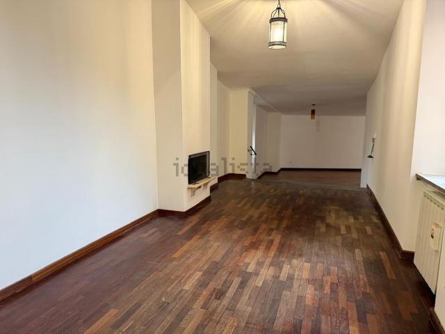 Appartamento in vendita di 206 m² in Piazza Cesare Leonelli