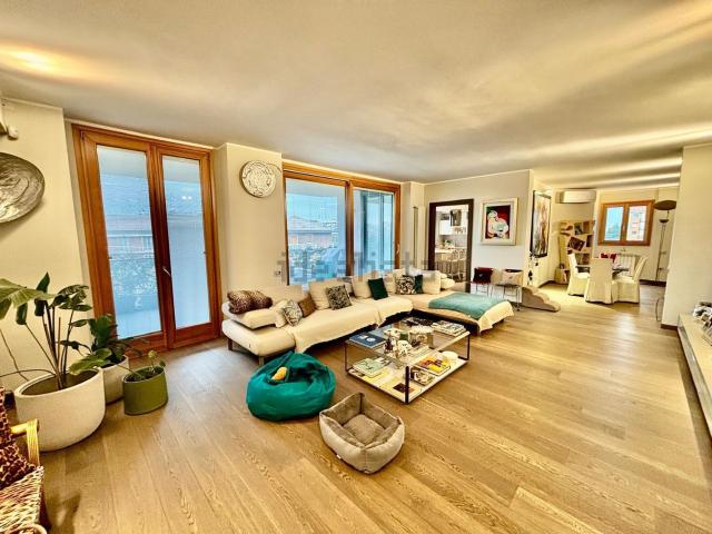 Appartamento in vendita di 208 m² in Via Don Giovanni Minzoni, 3