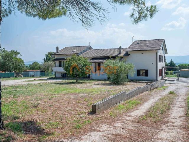 Appartamento in vendita di 208 m² in Via delle Regioni