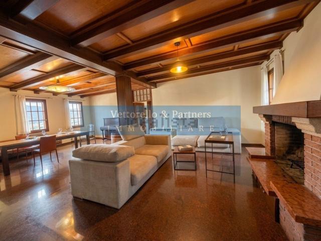 Appartamento in vendita di 208 m² in Via Padana