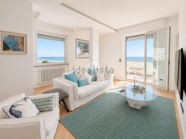 Appartamento in vendita di 209 m² in Viale Quattro Novembre, 42