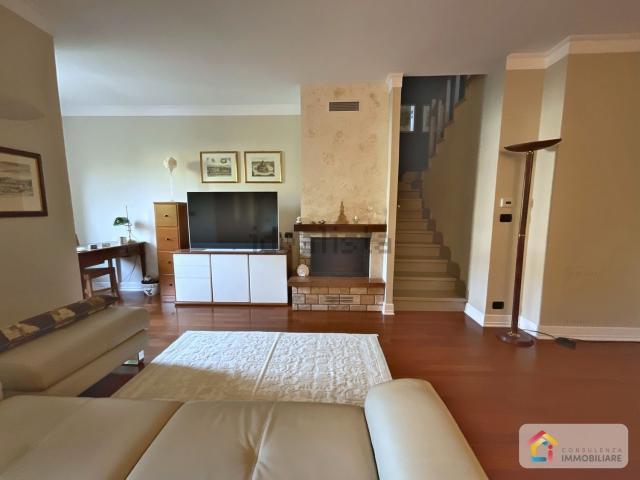Appartamento in vendita di 210 m² in Via C. Pavese, 20