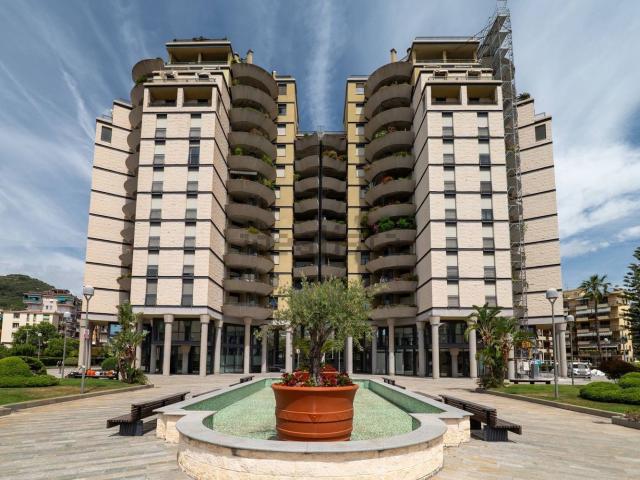 Appartamento in vendita di 210 m² in Via Cristoforo Colombo, 54