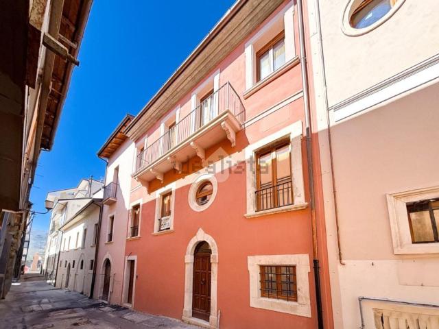 Appartamento in vendita di 210 m² in Via Goriano Valle, 15