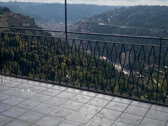 Appartamento in vendita di 210 m² in Via Loreto Gallinara, 964