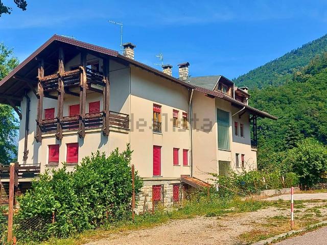 Appartamento in vendita di 210 m² in Via per Vetriolo