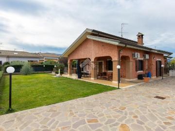 Appartamento in vendita di 210 m² in Via Valle della Chiesa, 15