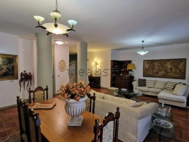 Appartamento in vendita di 210 m² in Viale Antonio Gramsci