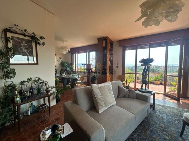 Appartamento in vendita di 210 m² in Viale Luigi Gori