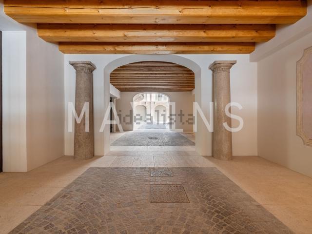 Appartamento in vendita di 211 m² in Piazzetta San Pietro Incarnario, 3