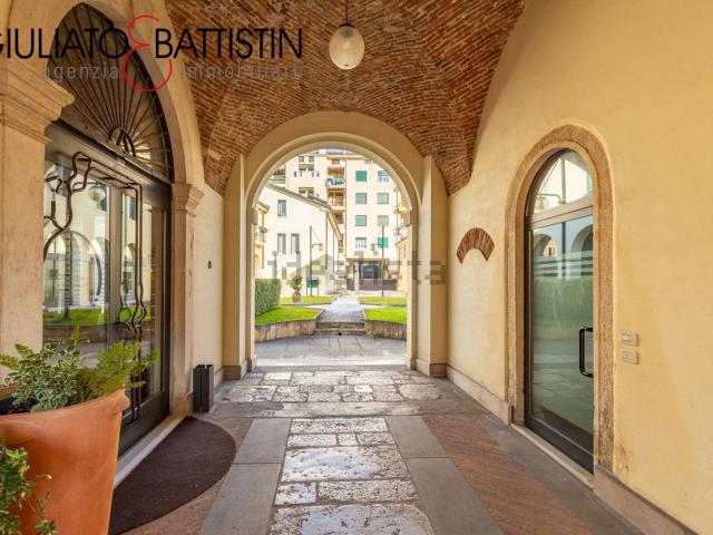 Appartamento in vendita di 211 m² in Corso SS. Felice e Fortunato