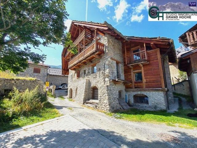 Appartamento in vendita di 213 m² in Strada per Borgata Chateau, 38