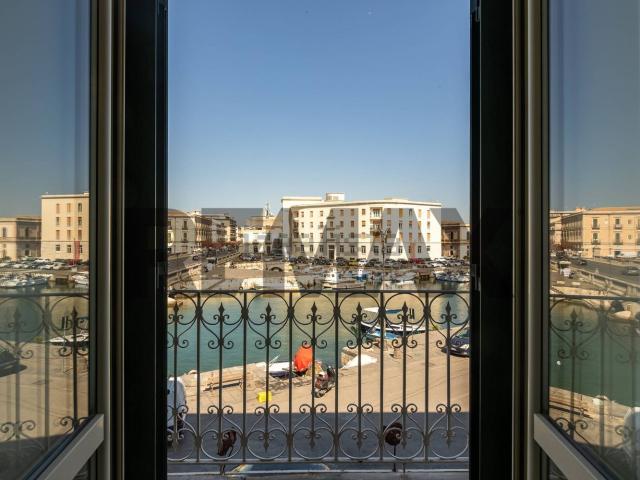 Appartamento in vendita di 214 m² in Piazza Emanuele Pancali, 15
