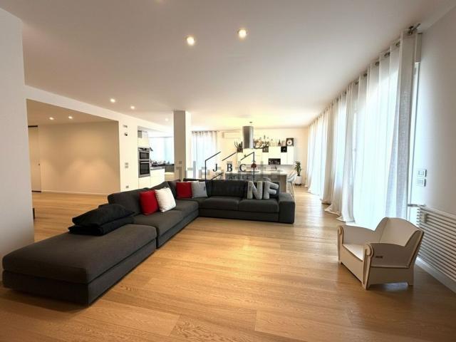 Appartamento in vendita di 214 m² in Piazzetta Luca Lucchesi