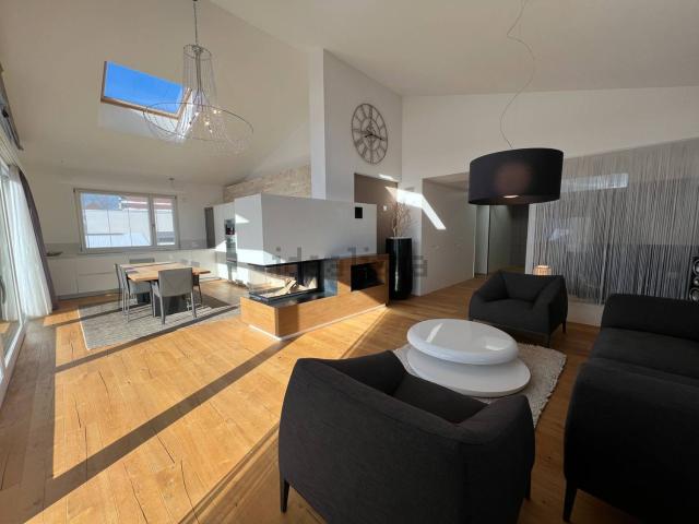 Appartamento in vendita di 215 m² in Via Anselm Sparber