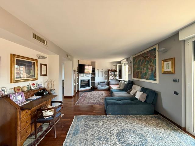 Appartamento in vendita di 215 m² in Via Alessandro Manzoni, 38