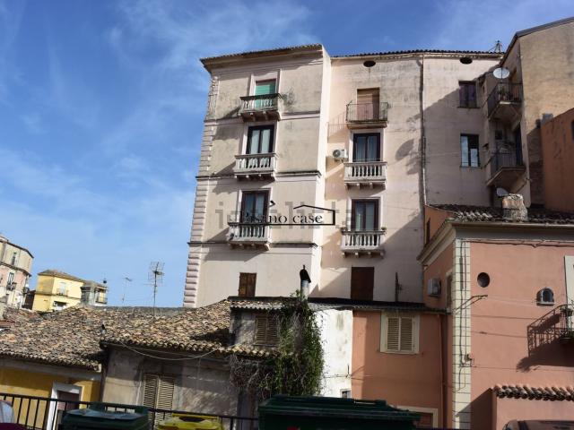 Appartamento in vendita di 215 m² in Via LUIGI CADORNA, 6