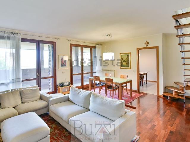 Appartamento in vendita di 216 m² in Via Cristoforo Colombo, 45