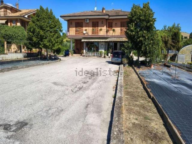 Appartamento in vendita di 216 m² in Via Faleriense Est, 73