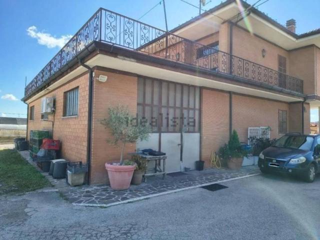 Appartamento in vendita di 216 m² in Via Faleriense Est