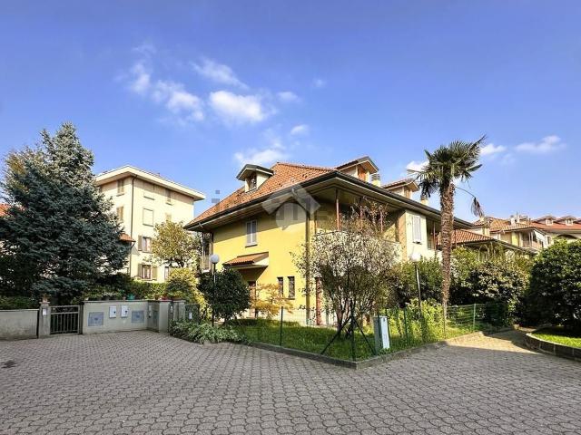 Appartamento in vendita di 216 m² in Via Monsignor Adriano Bernareggi, 24
