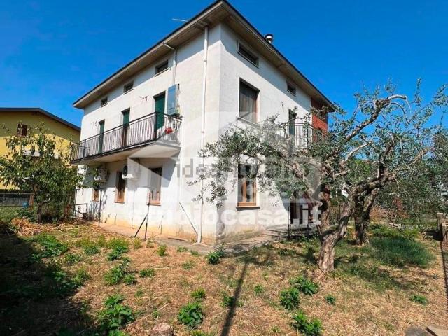 Appartamento in vendita di 217 m² in Via Giovanni Pascoli, 5