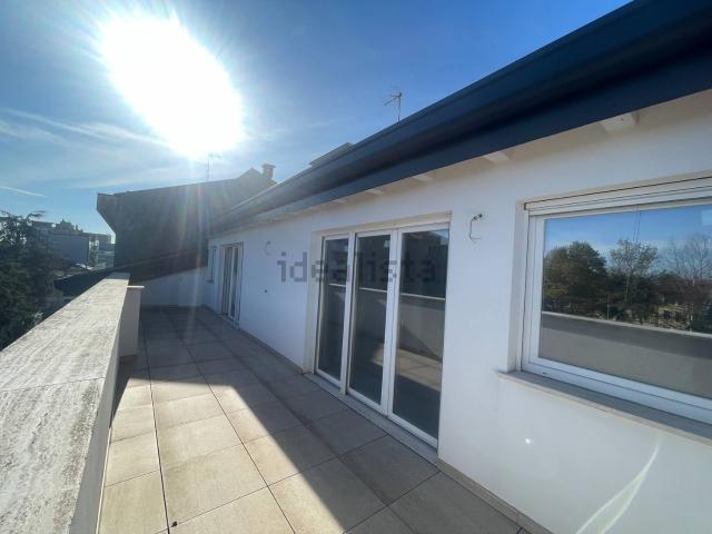 Appartamento in vendita di 217 m² in Via Francesco Tomadini