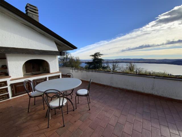 Appartamento in vendita di 217 m² in Via per Comnago, 21